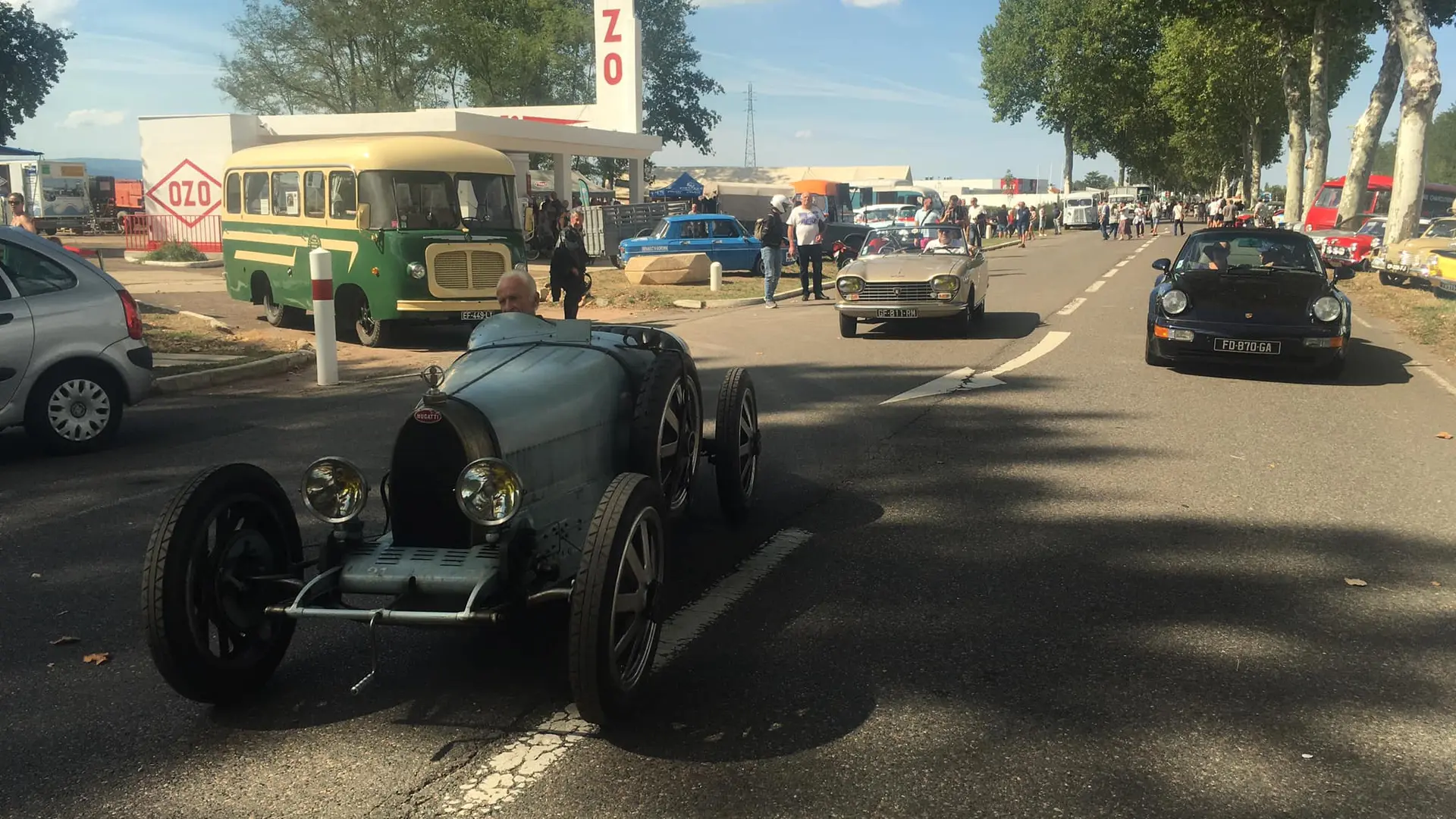 véhicules anciens devant la station au cours des montées historiques 2022