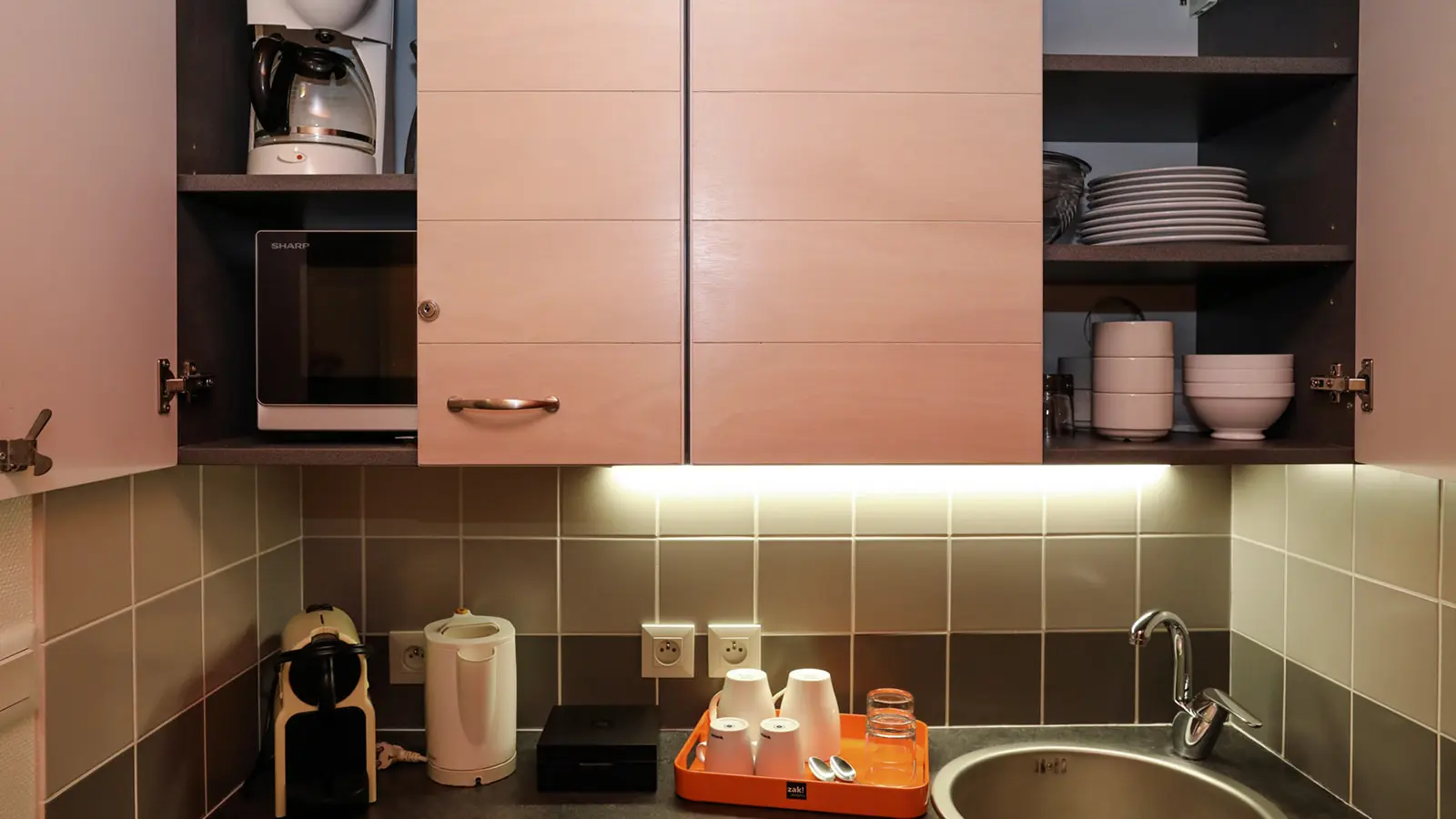 Espace rangement et évier de la cuisine du loft