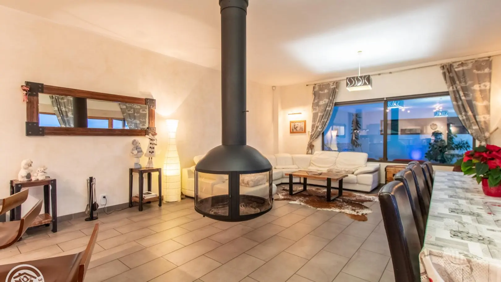 Espace repas, détente et TV