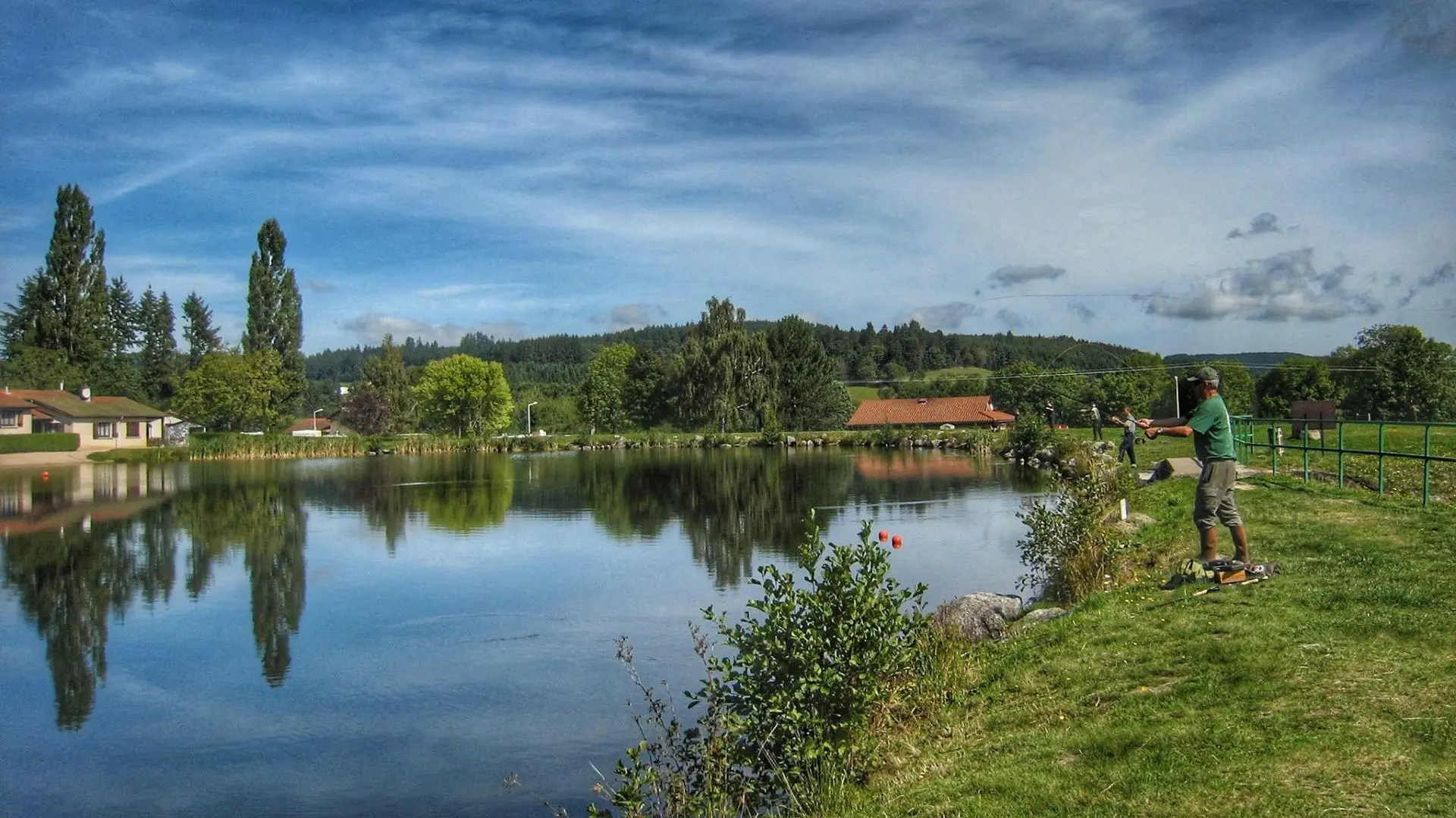 Plan d'eau de Noirétable situé à 2 kms du gîte