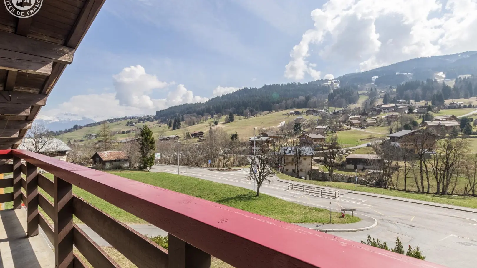 Balcon avec vue sur les pistes de ski en hiver