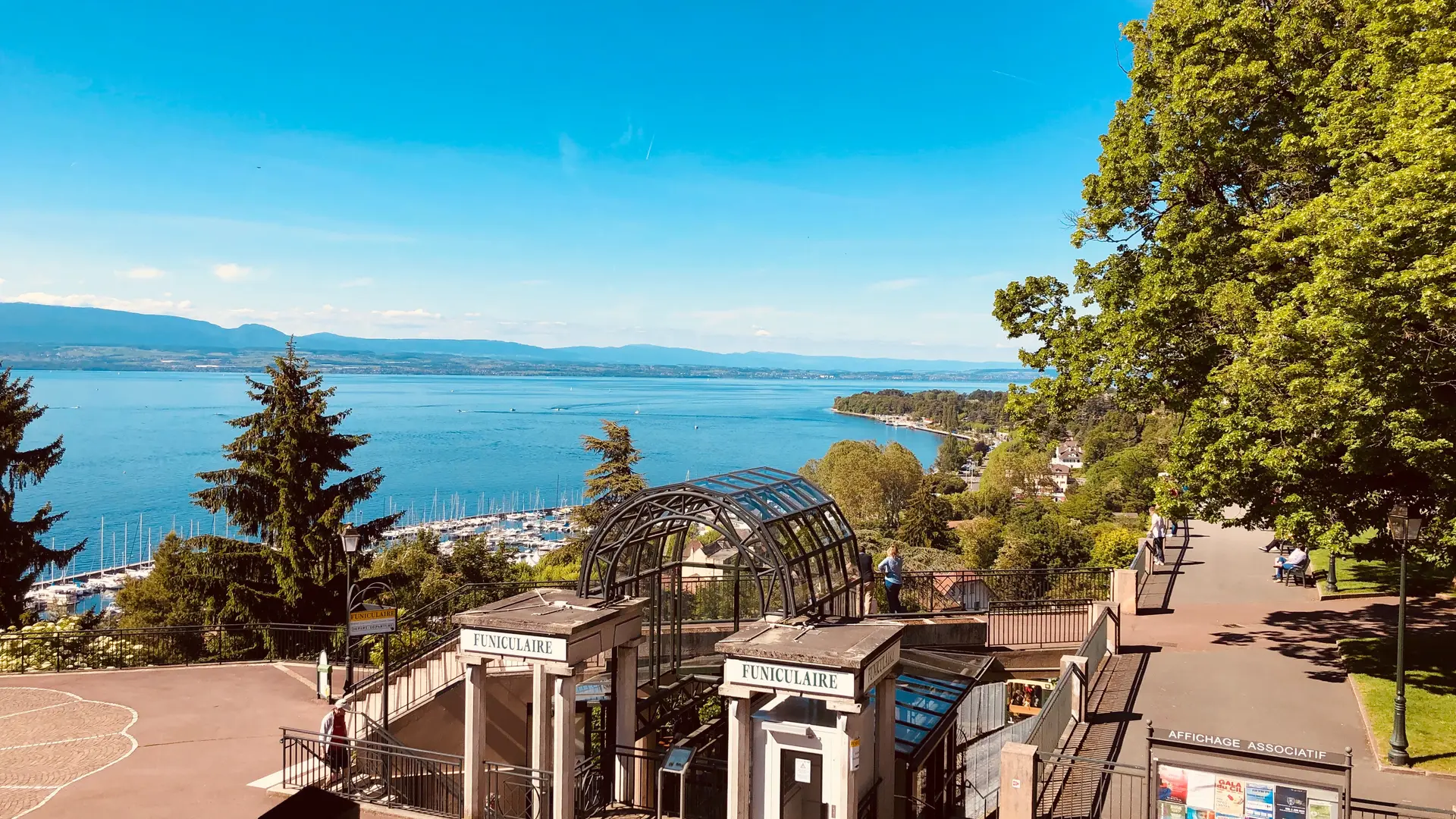 Vue sur le funiculaire et le lac depuis la chambre aux deux lits simples