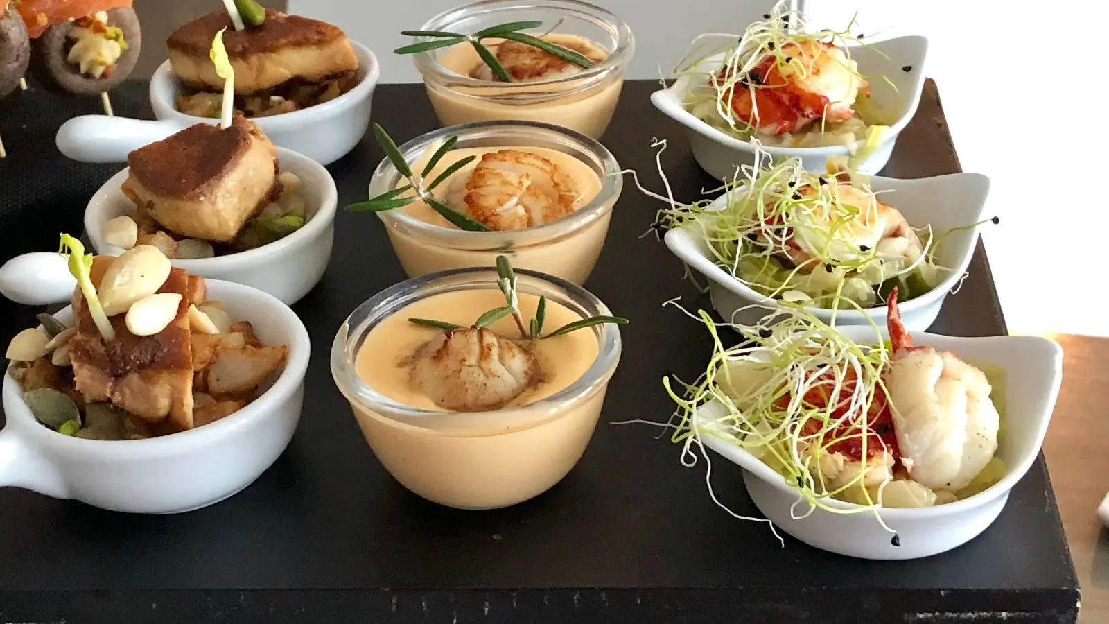 Poisson, saint-jacques et crustacé