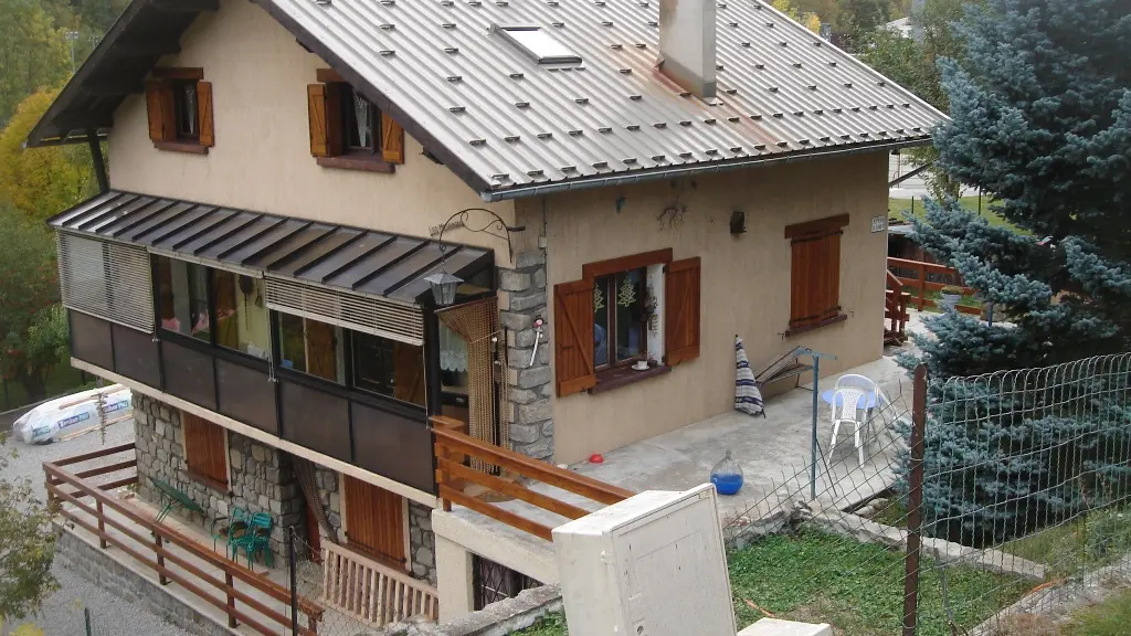 maison lumineuse avec étages, terrasses et balcon, jardin, espace dégagé