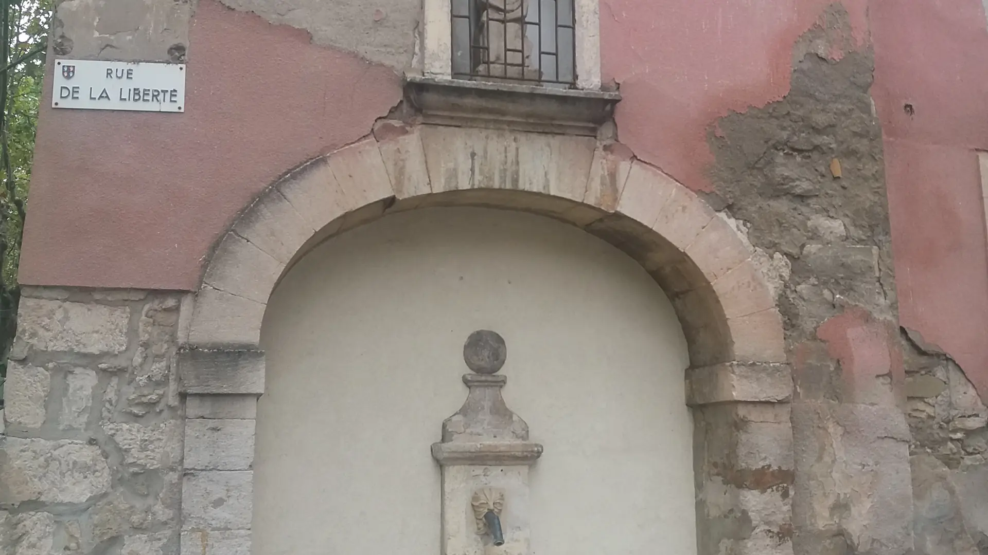 Fontaine et niche Notre Dame d'en Gau