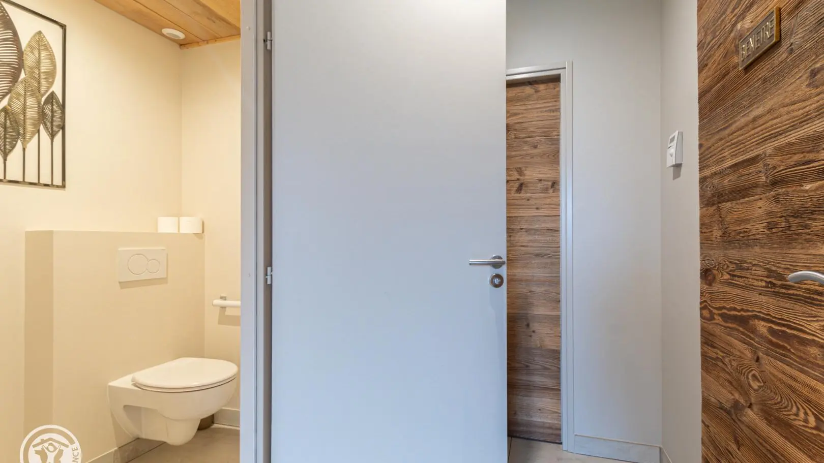 Chambre La Mandallaz - accès WC privatif devant la chambre