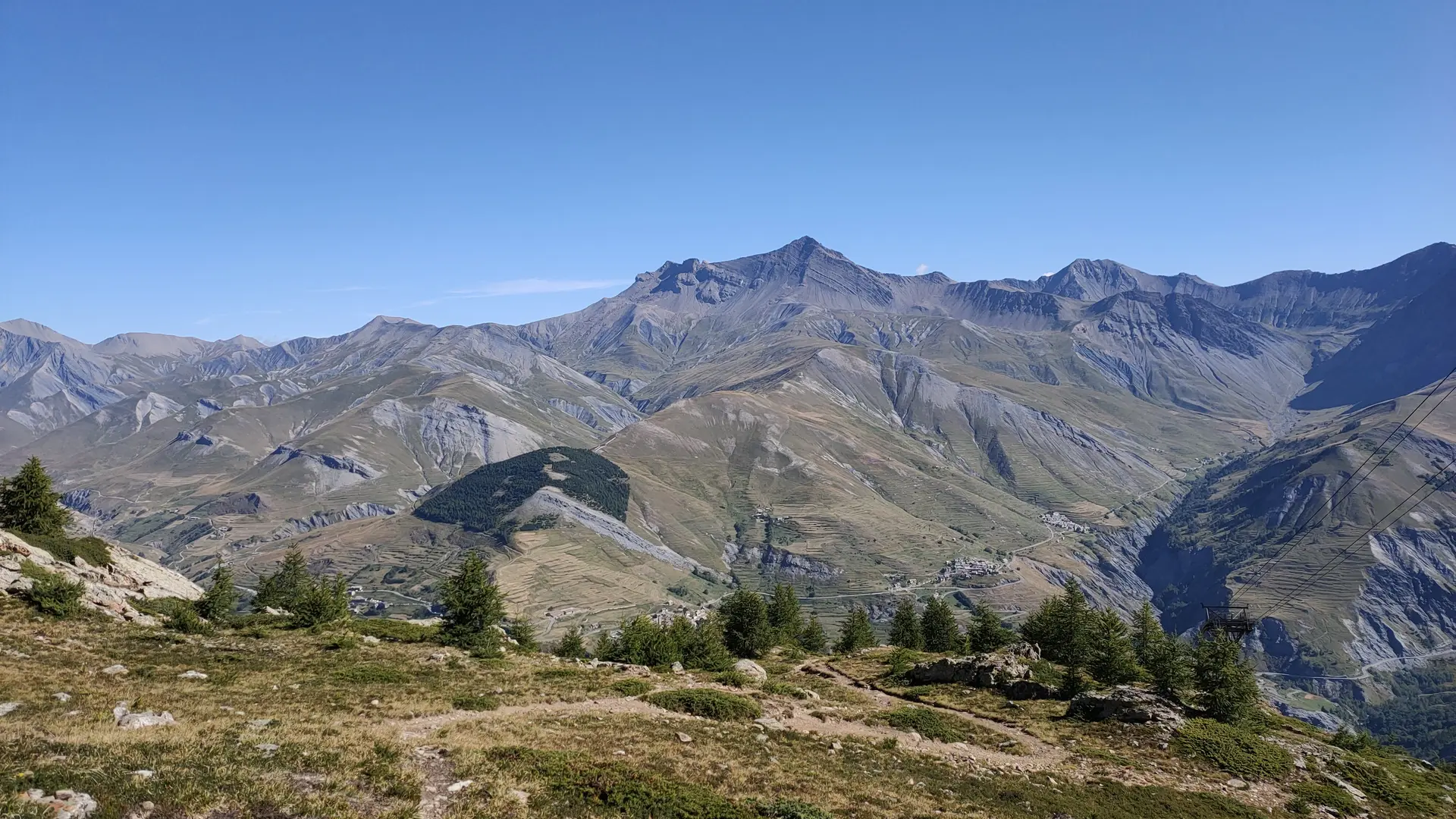 Les hameaux et la vue depuis le Lac de Puy Vachier sur le domaine du téléphérique des glaciers de La Meije