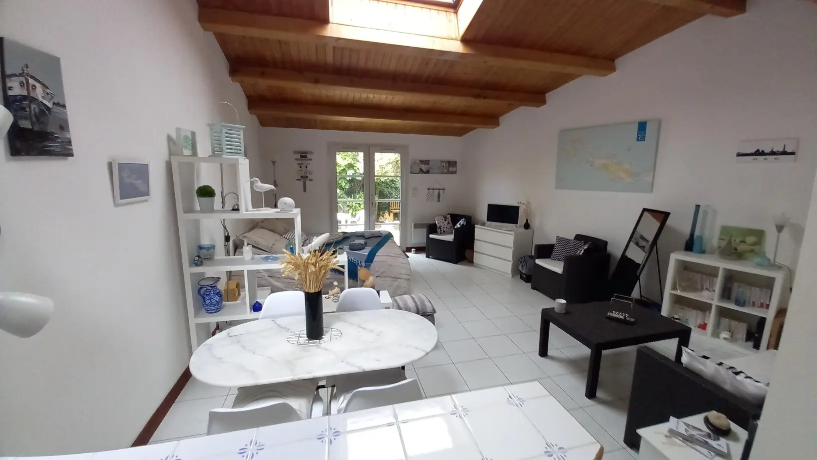 Zona de estar y cama