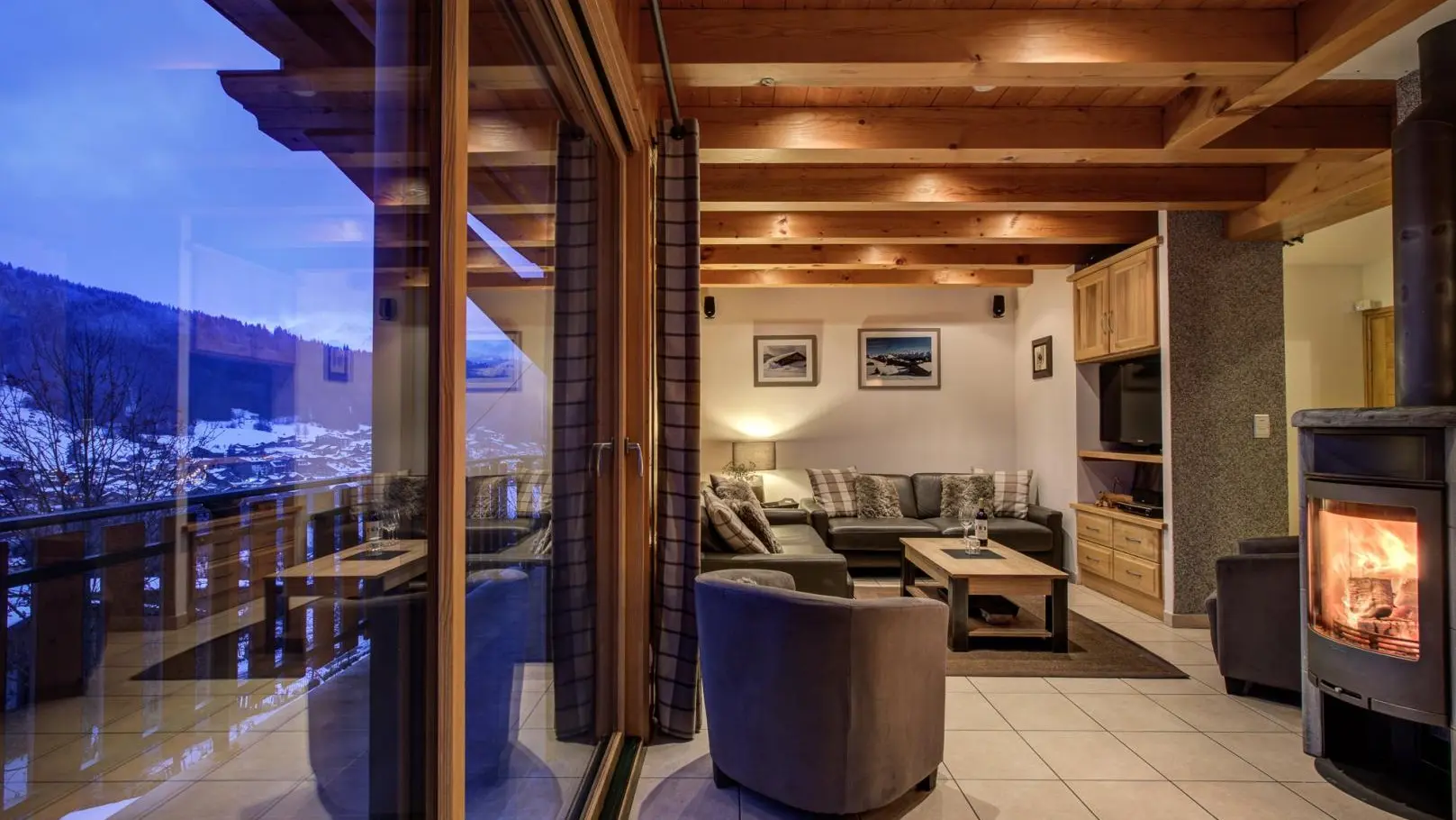 Salon et baies vitrées.