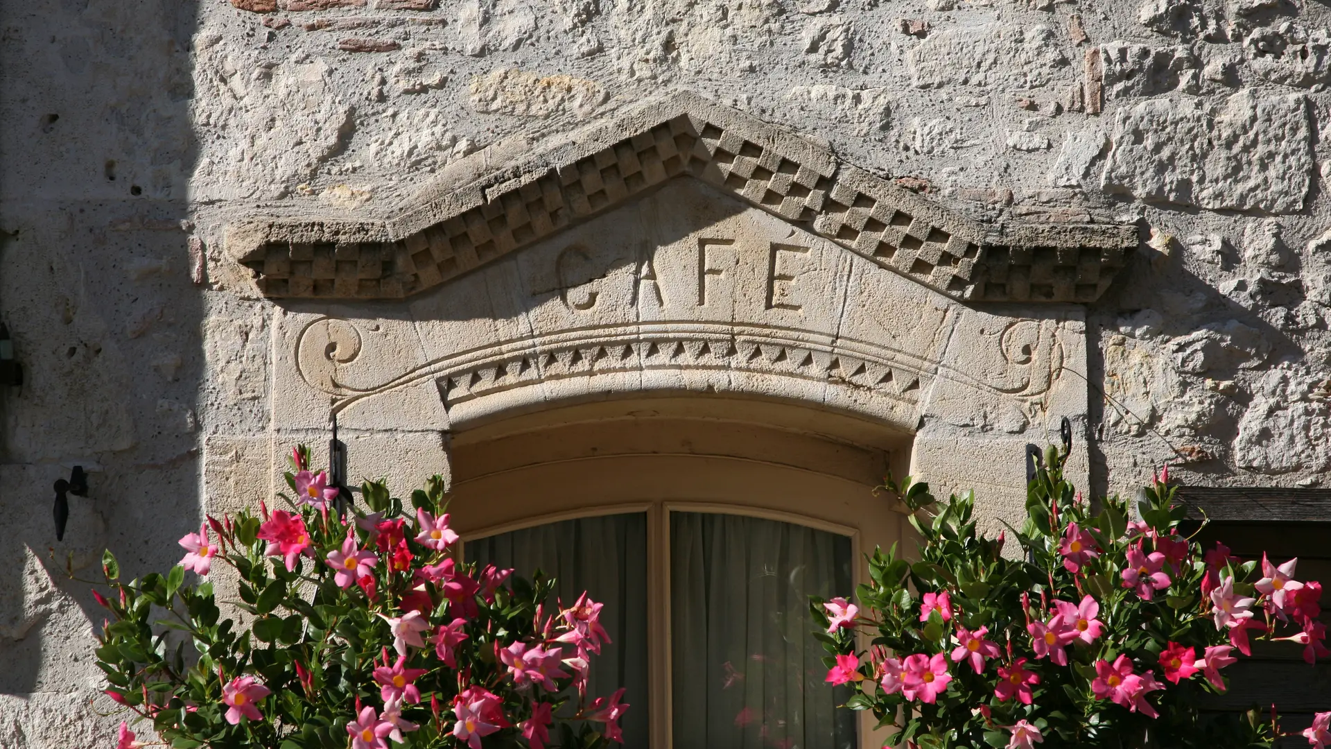 Façade de maison à Bourg-de-Visa