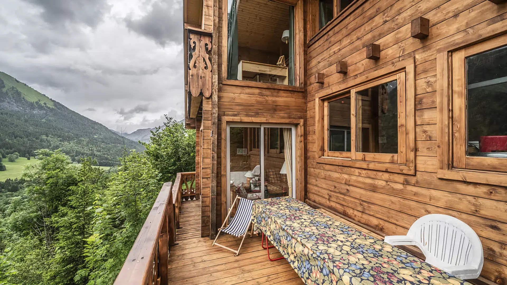 Grand balcon avec vue sur les montagnes et le village, grande table
