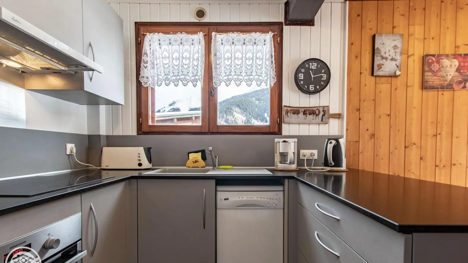 Cuisine aménagée
four électrique + plaque vitrocéramique + lave vaisselle