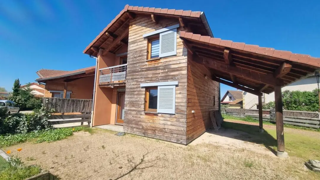 Gîte mitoyen avec la maison de propriétaire.