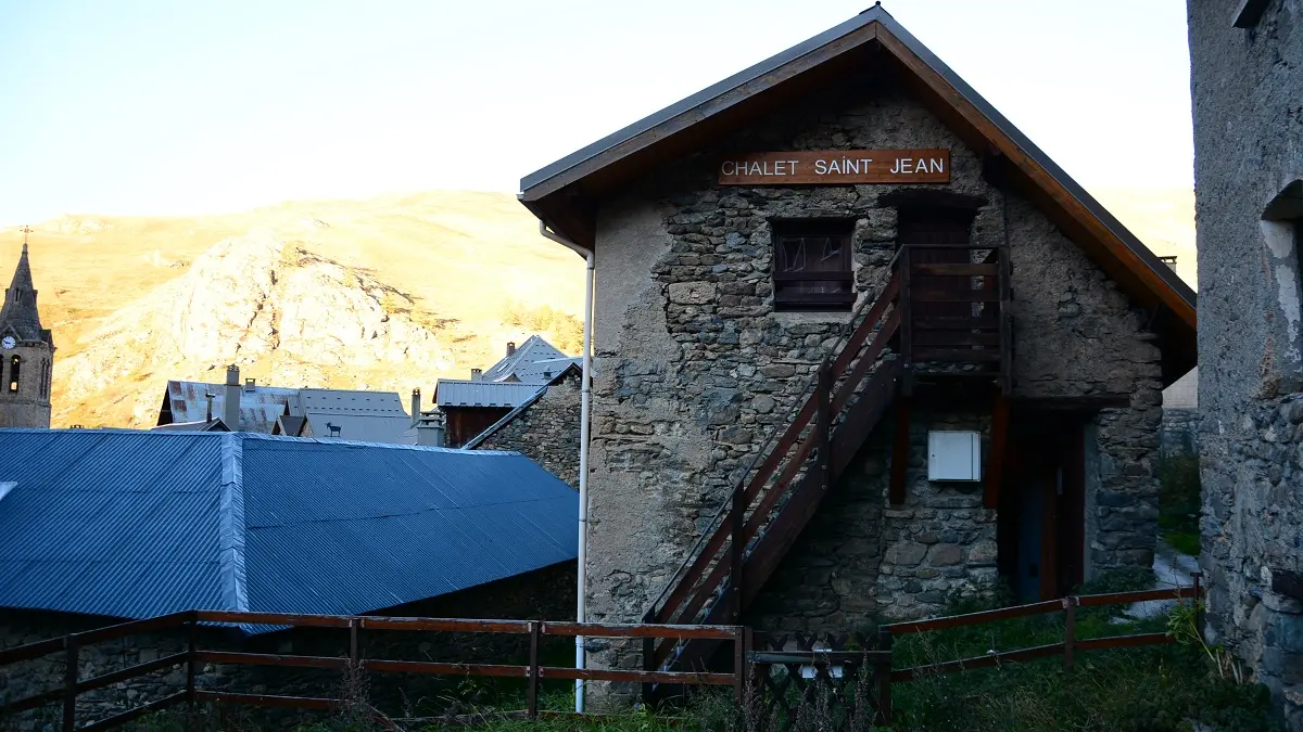 Bâtiment dans le village