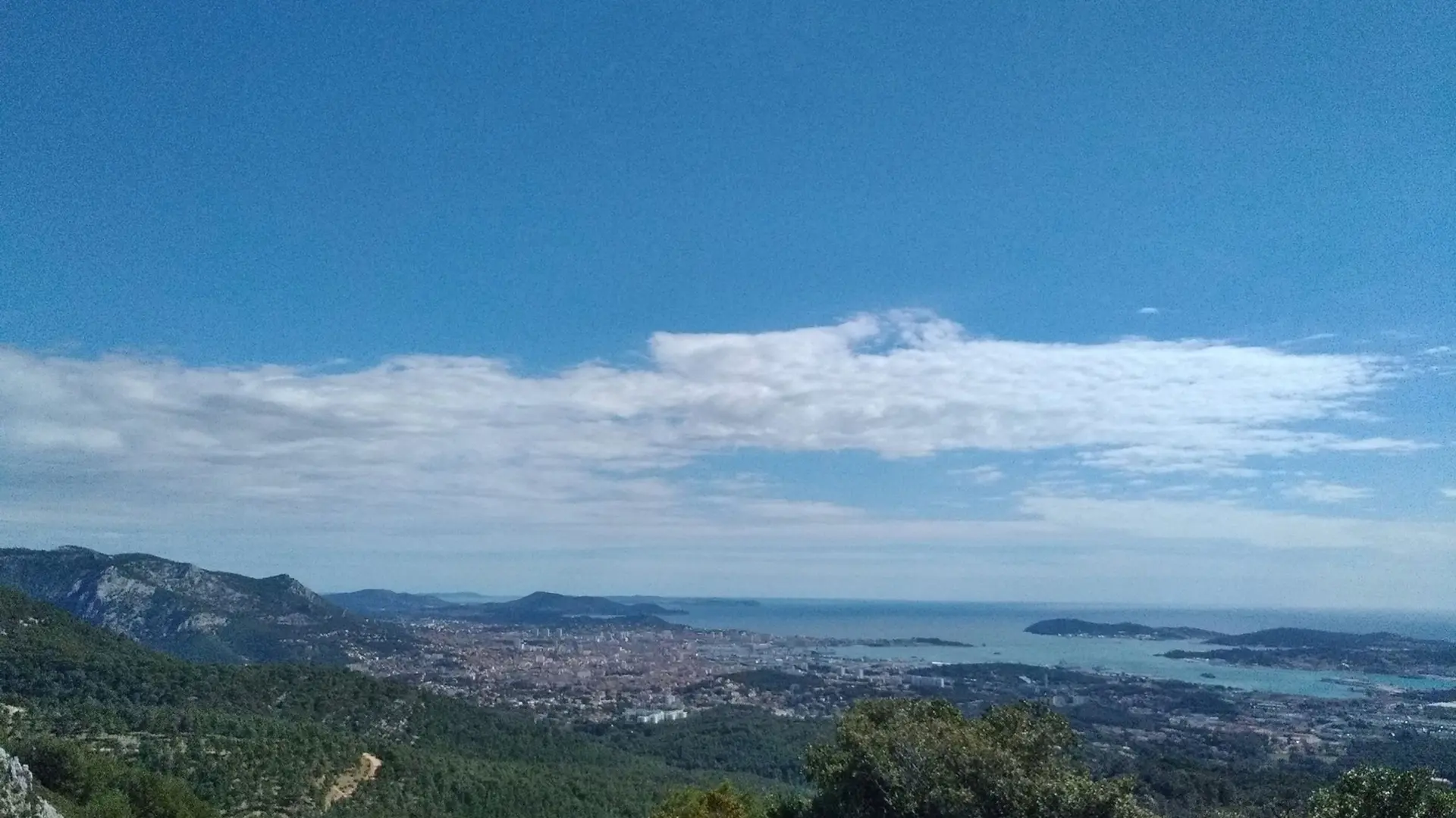 Panorama sur les communes du littoral varois, notamment la rade de Toulon