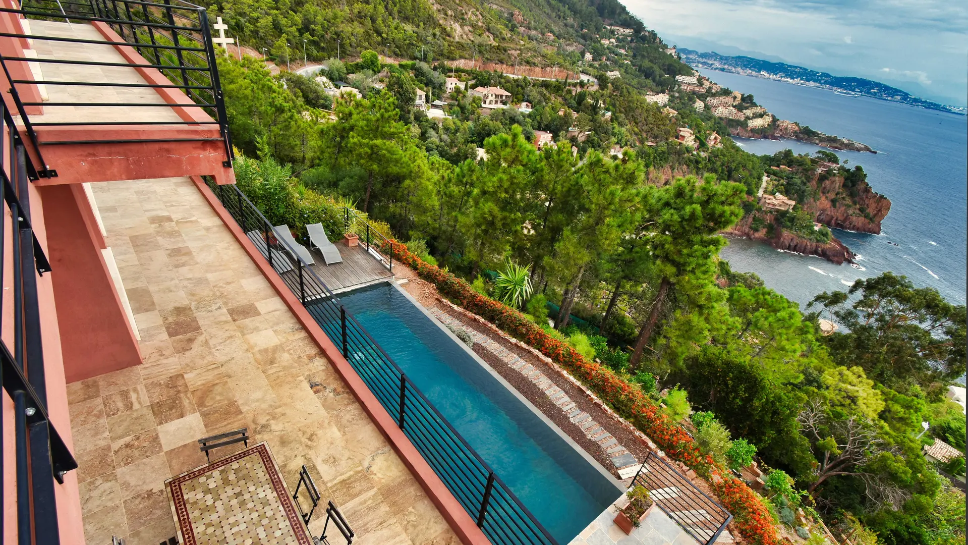 Terrasses et Piscine - Terres Rouges - Théoule-sur-Mer - Gîtes de France Alpes-Maritimes
