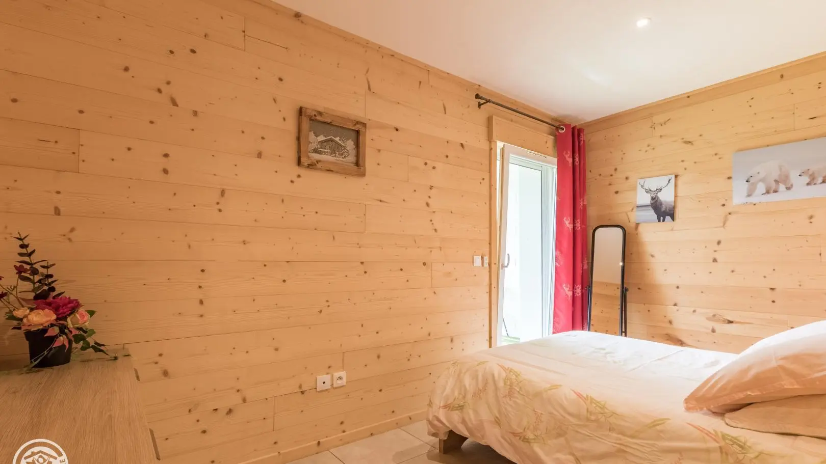 Chambre avec porte extérieure dans sur terrasse couverte