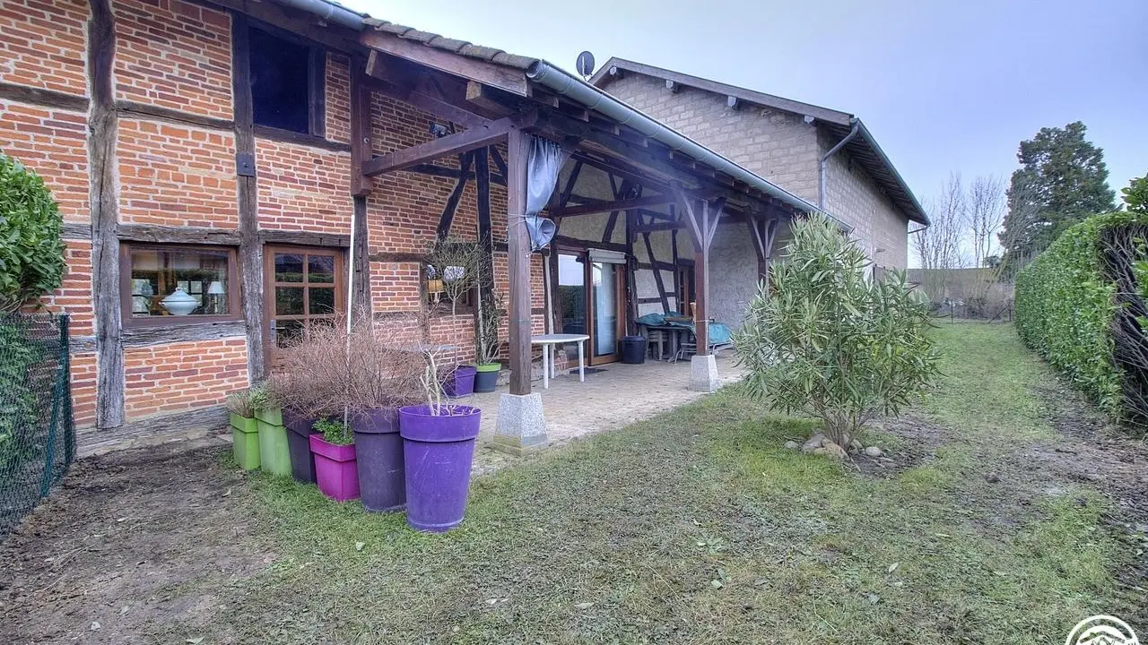 Façade de la maison avec accès direct à la cour privative
