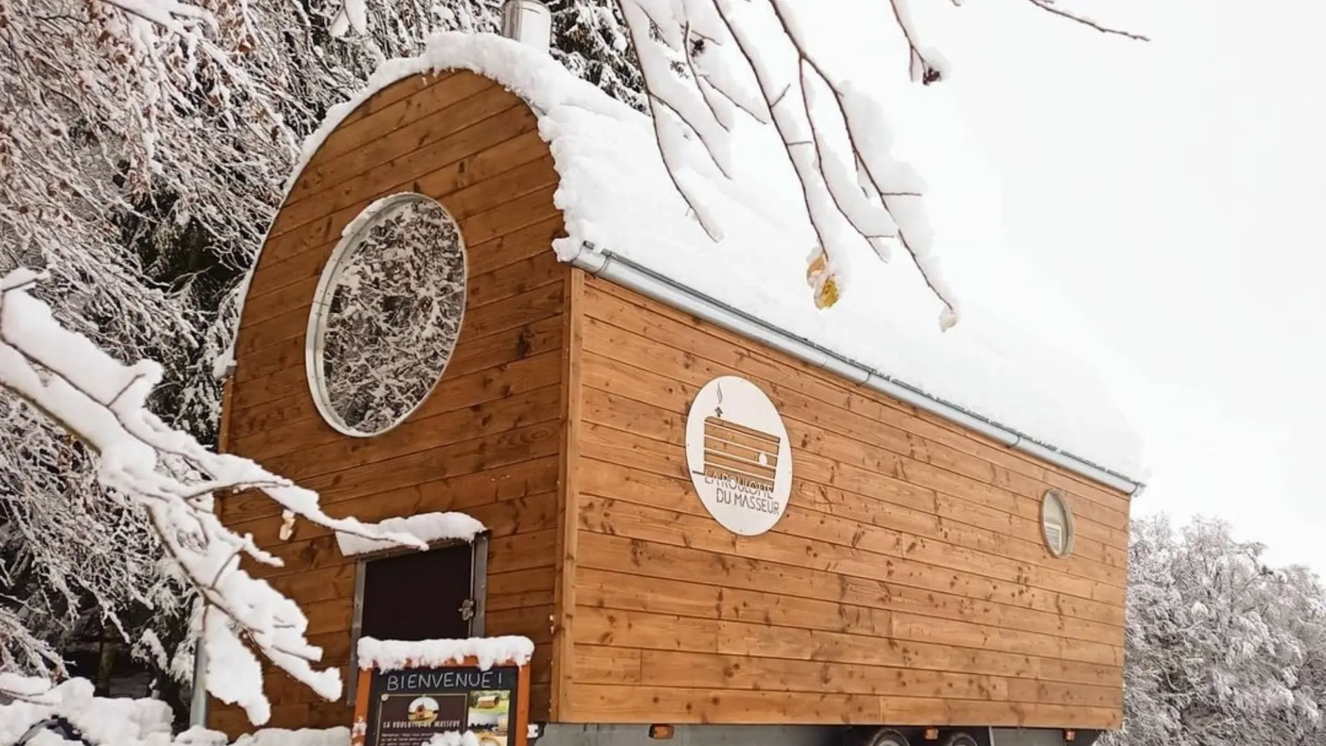La Roulotte du Masseur sous la neige Val de Tamié