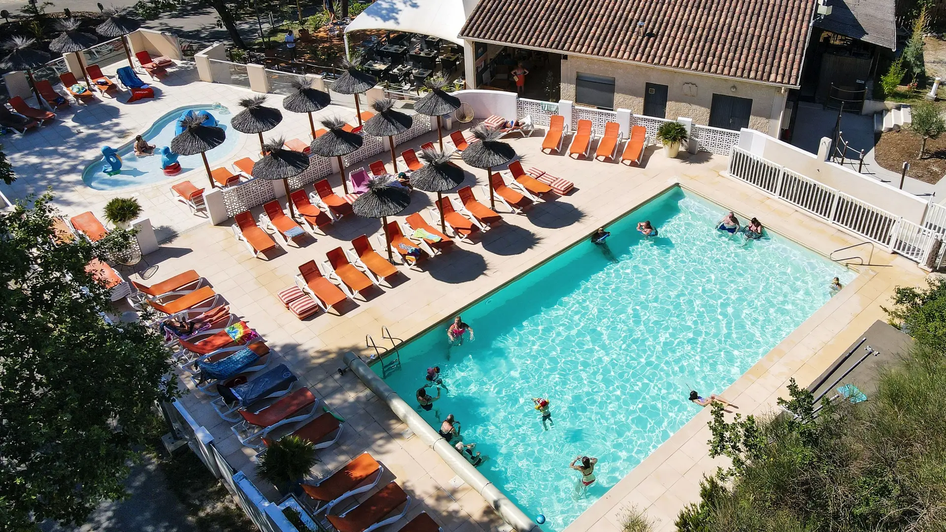 relax sur les transats autout de la piscine chauffée et la pataugeoire