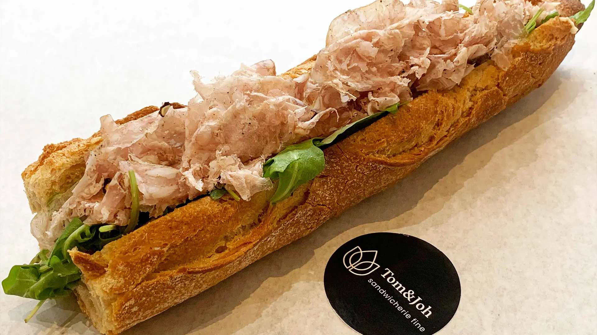 Prepration de sandwich avec des produits frais