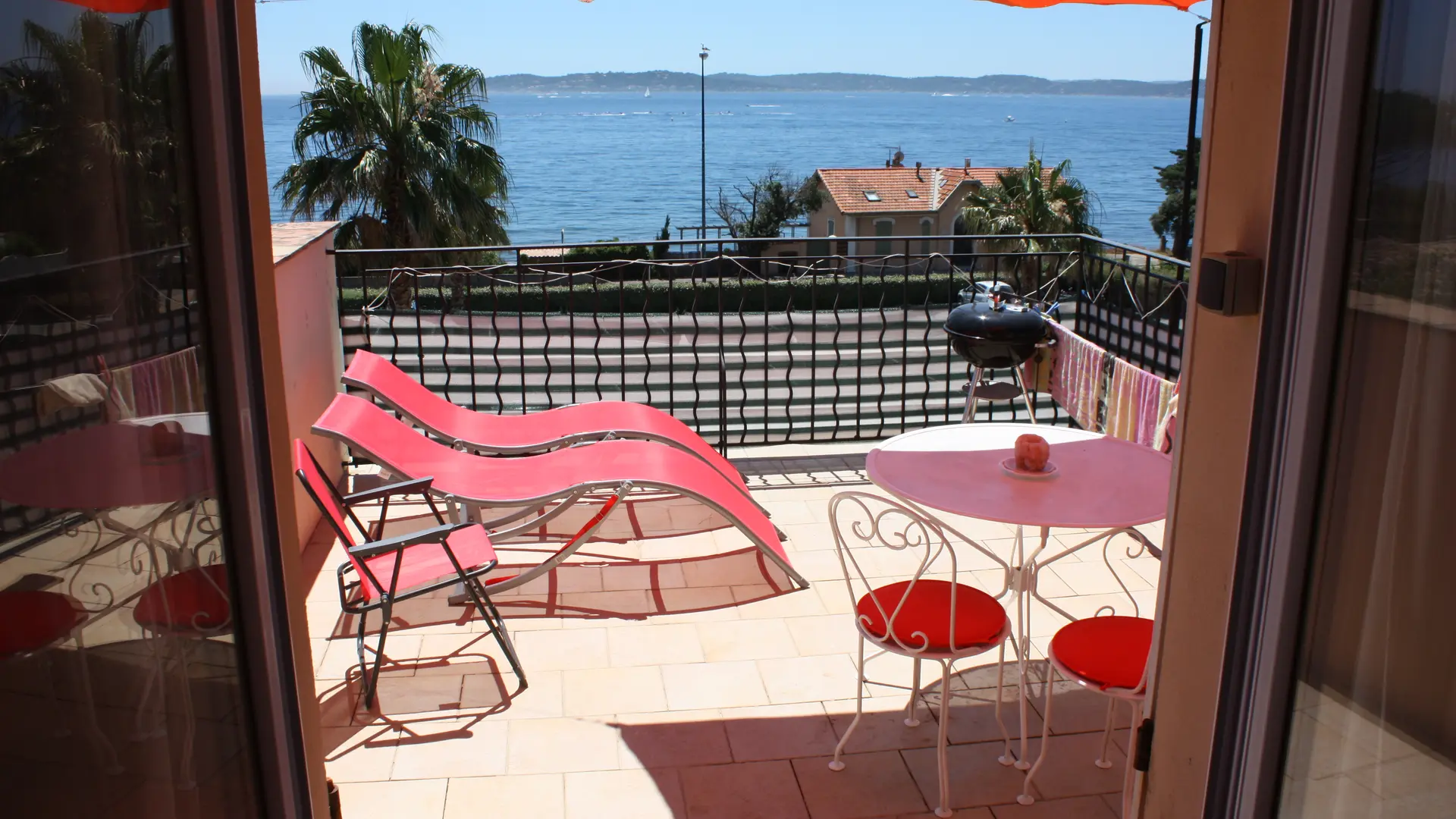 Vue du salon vers la terrasse