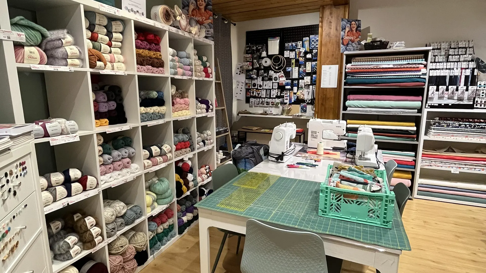 Partie atelier couture chez Couleur Menthe à l'eau Châtel