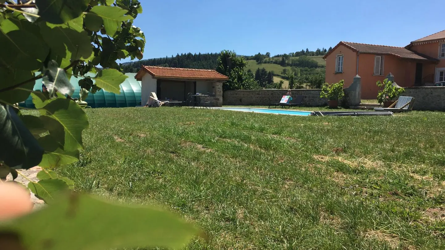 La piscine et son petit jardin