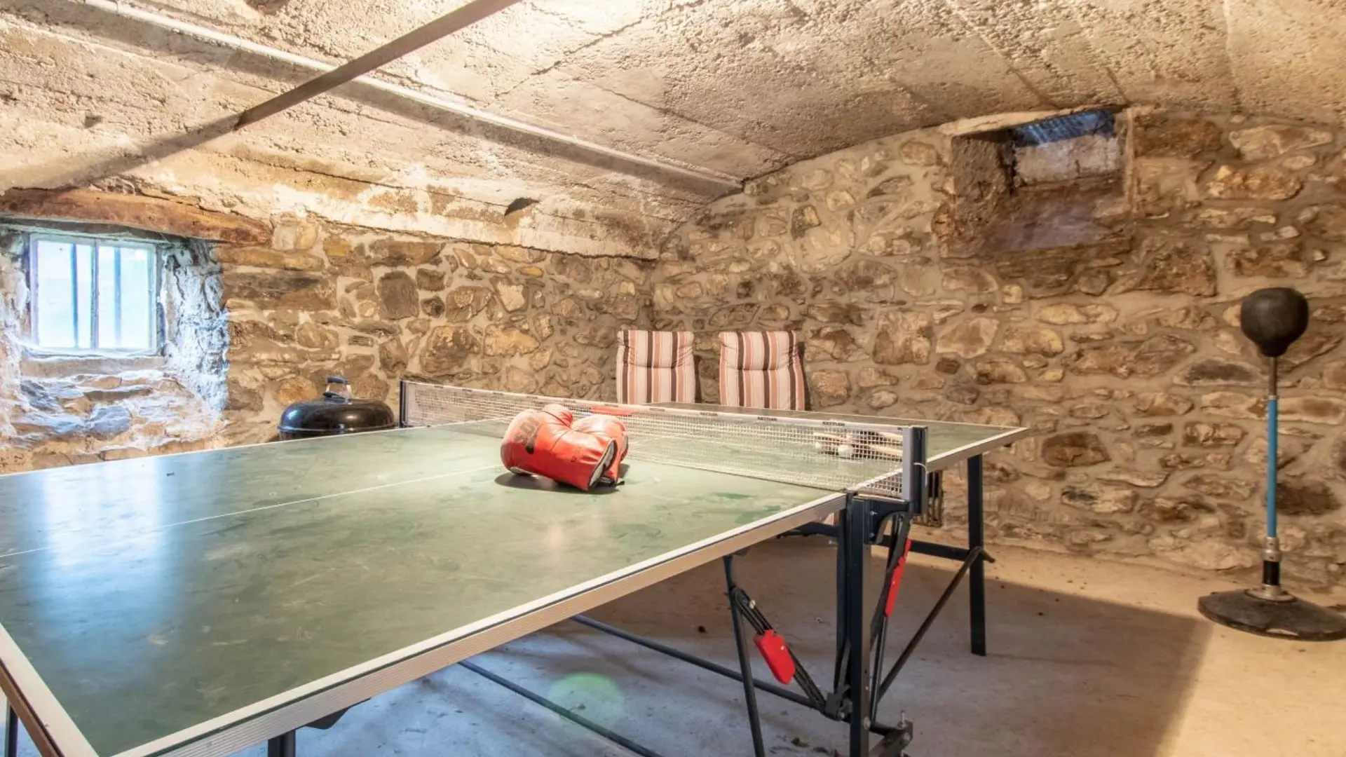 salle de jeux ping pong et boxe en sous-sol