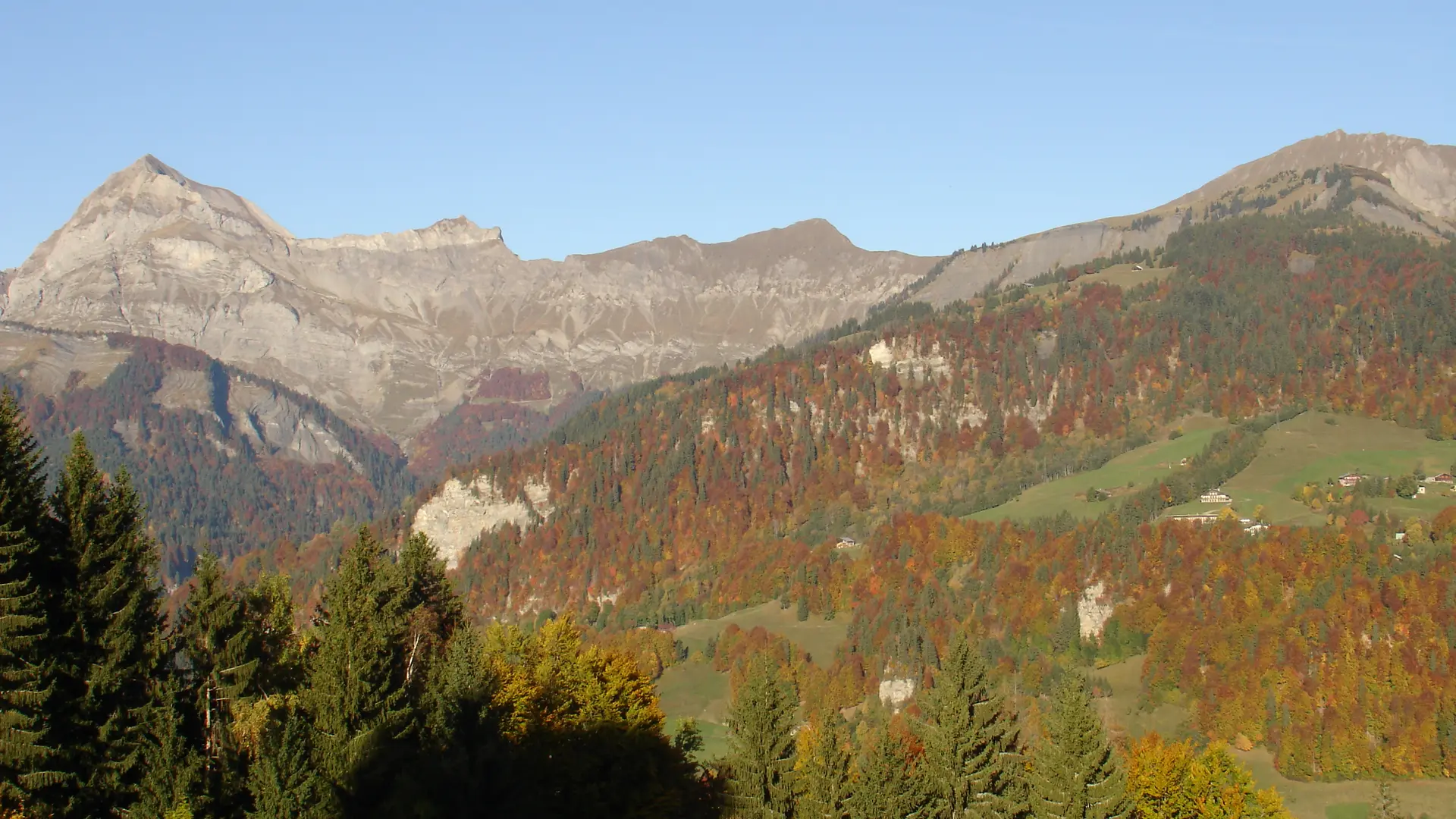 Chalet La Marmotte, Chaîne des Aravis, Mont Charvin en automne