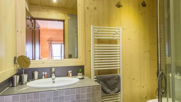 Douche côté lavabo.