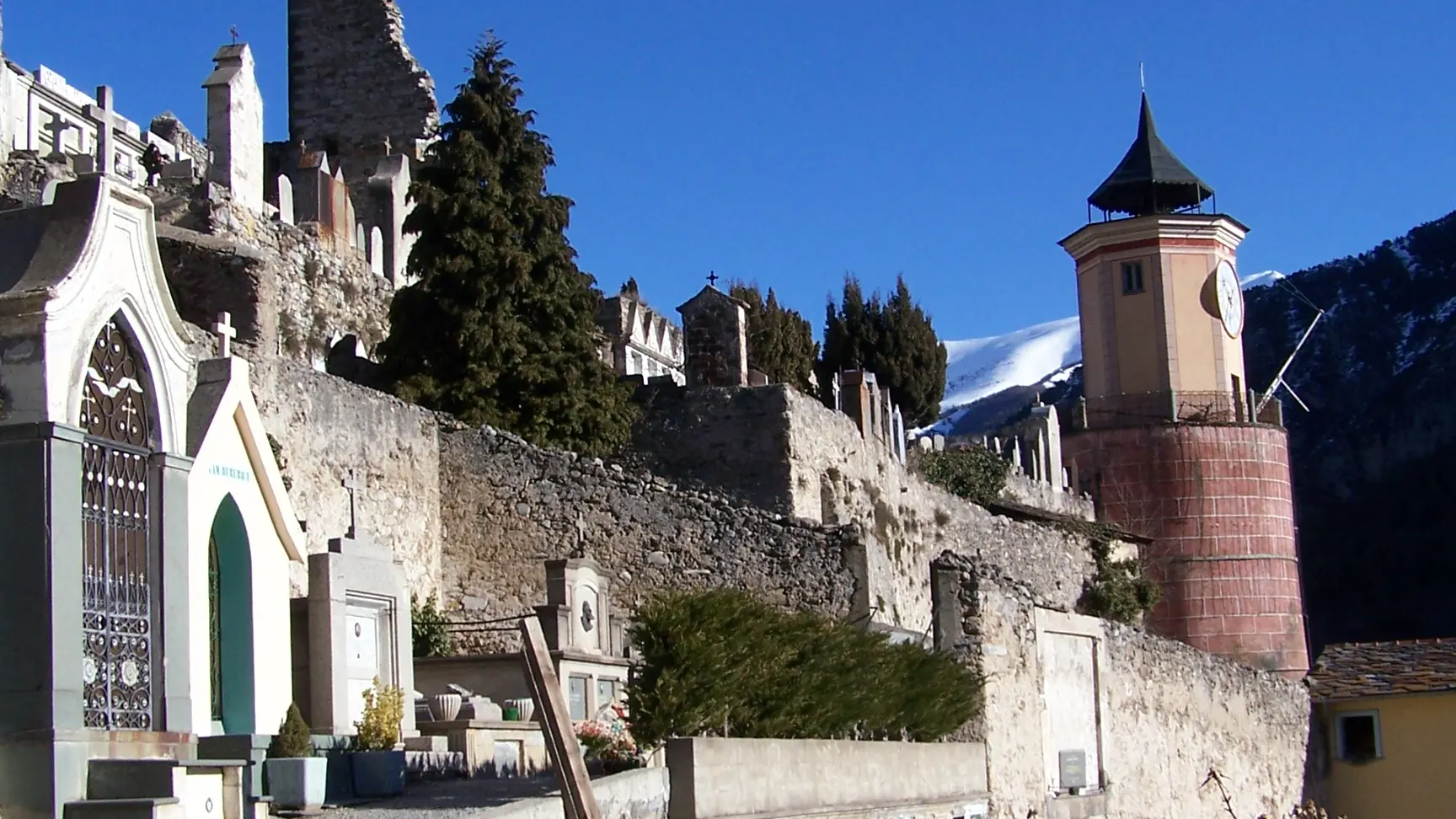 vestiges château Lascaris et cimetière