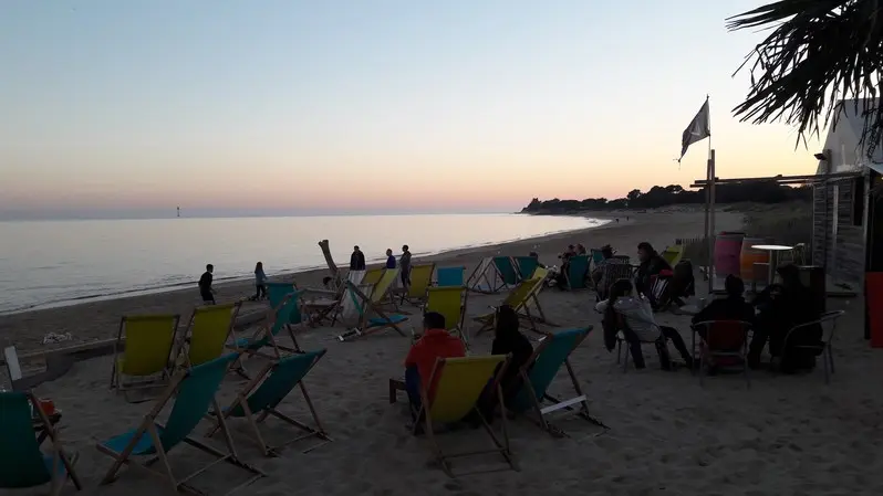 Transats les pieds dans le sable face à l'océan