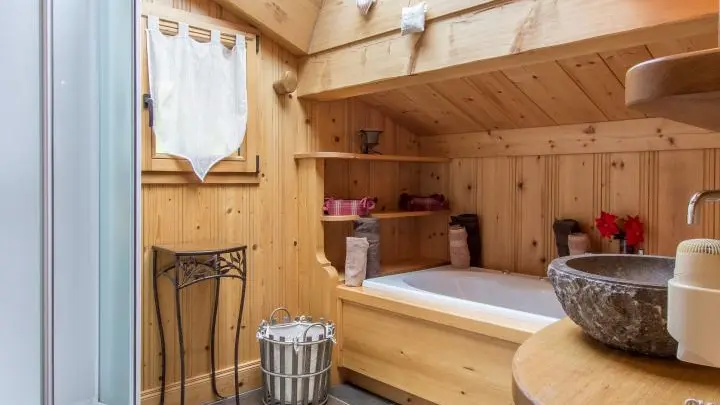 Grande salle de bain du haut avec douche /baignoire BALNÉO et lumière vasque en pierre sèche cheveux, sèche serviette, tapis de bain, grand velux, fenêtre, serviettes de bain, shampooing