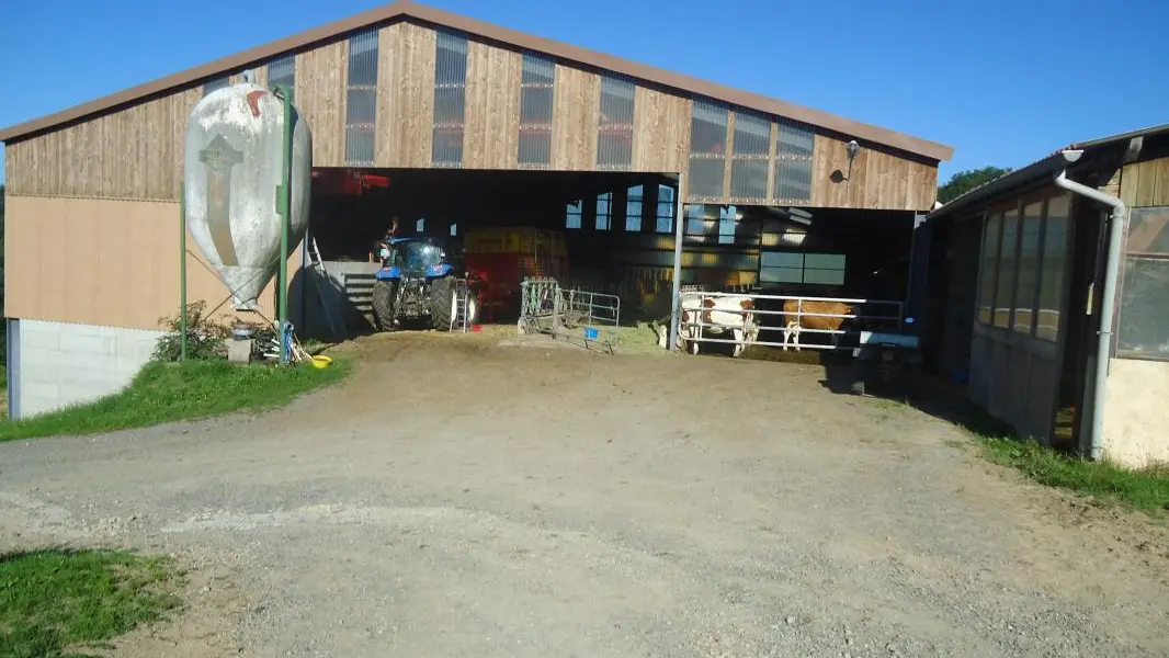 Ferme des propriétaires à 300m du gîte.