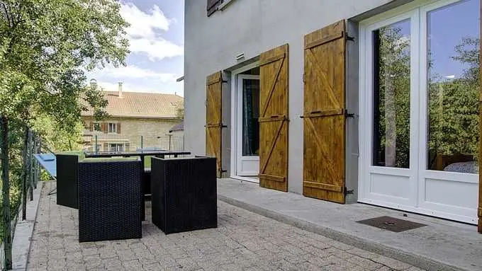 La terrasse privative au gîte se situe à l'arrière de la maison, et est accessible depuis les deux chambres.