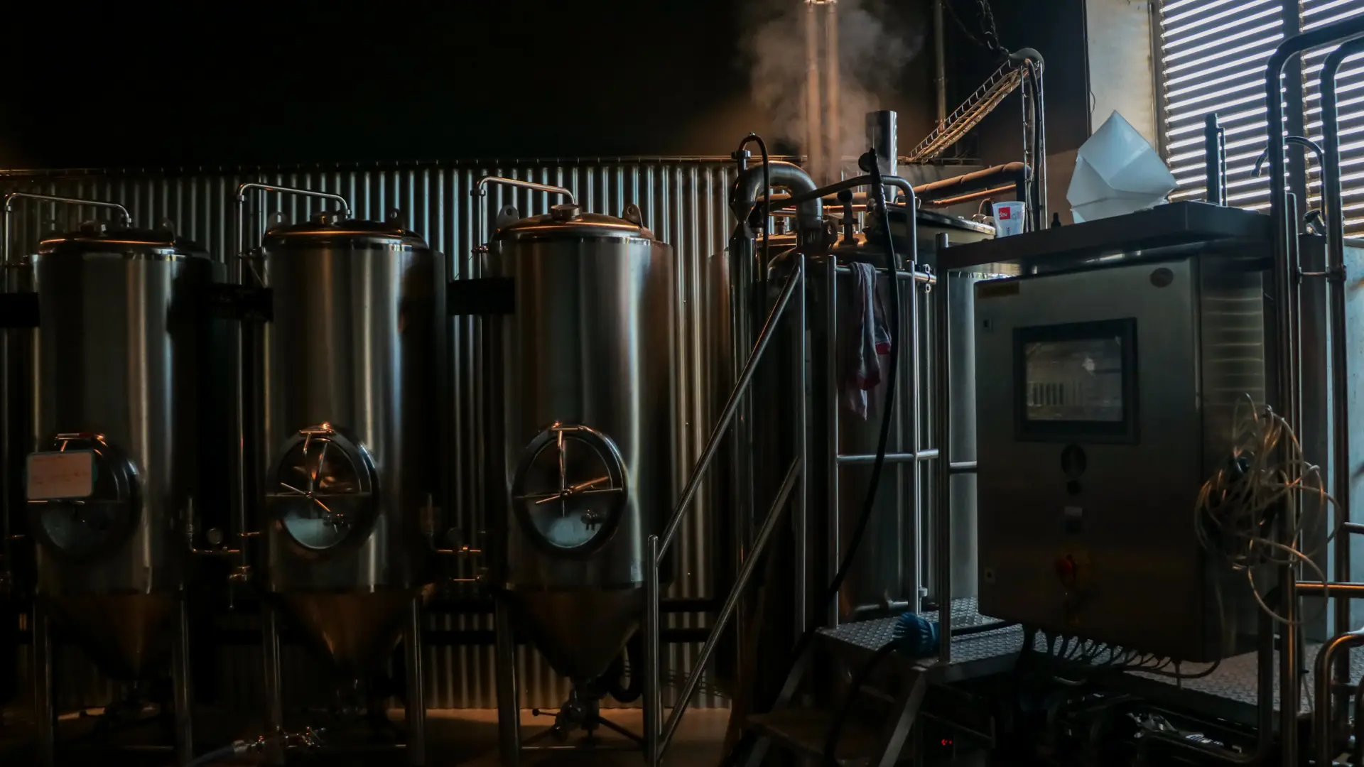 Cuves de fermentation et équipements industriels en activité.