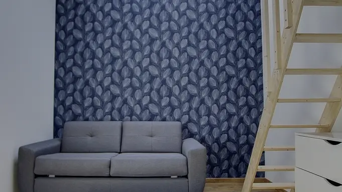 L'espace détente avec son canapé-lit pour deux personnes. Une échelle meunière mène directement à la mezzanine comprenant deux couchages pour deux personnes.
