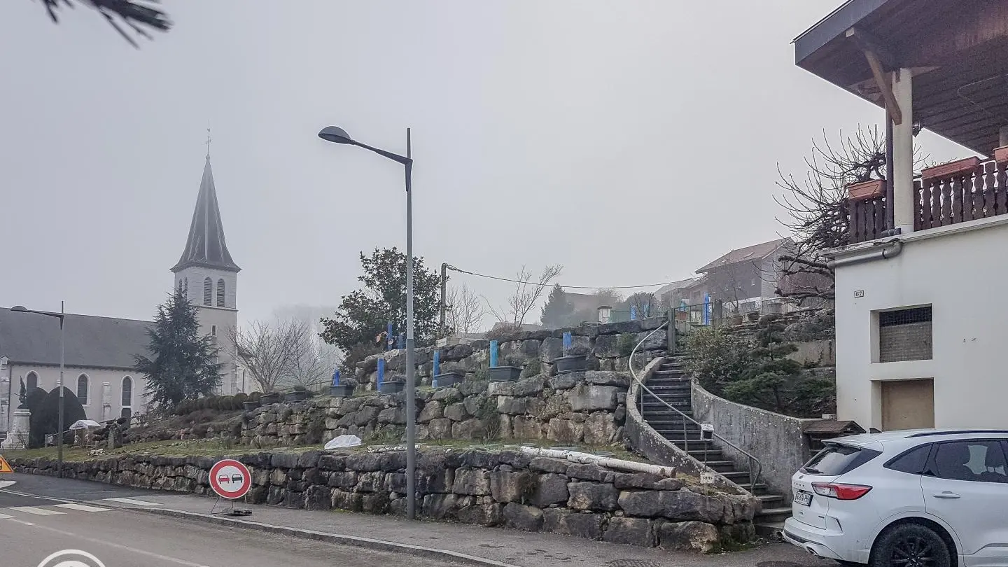 Accès piéton depuis stationnement en contrebas (escalier)