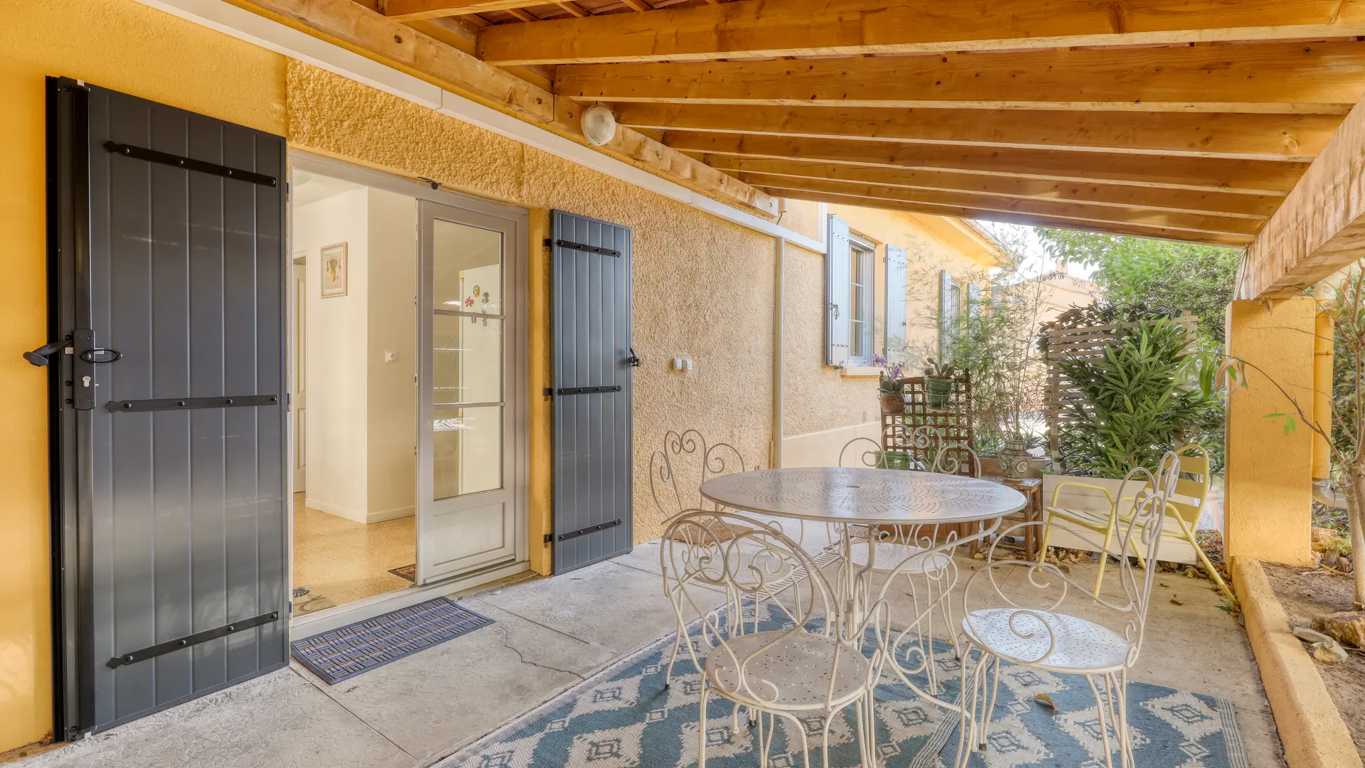 Terrasse ombragée couverte