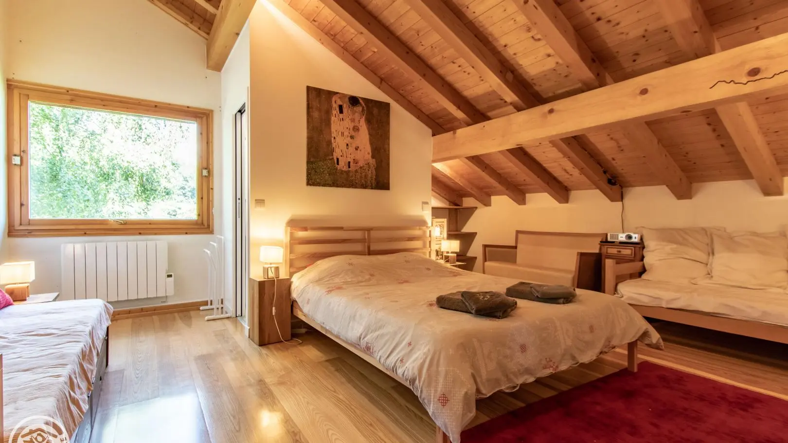 Chambre familiale (à l'étage) avec un lit double (160cm) et 2 lits simples. Salle d'eau (douche) privative. Home cinéma avec vidéothèque.