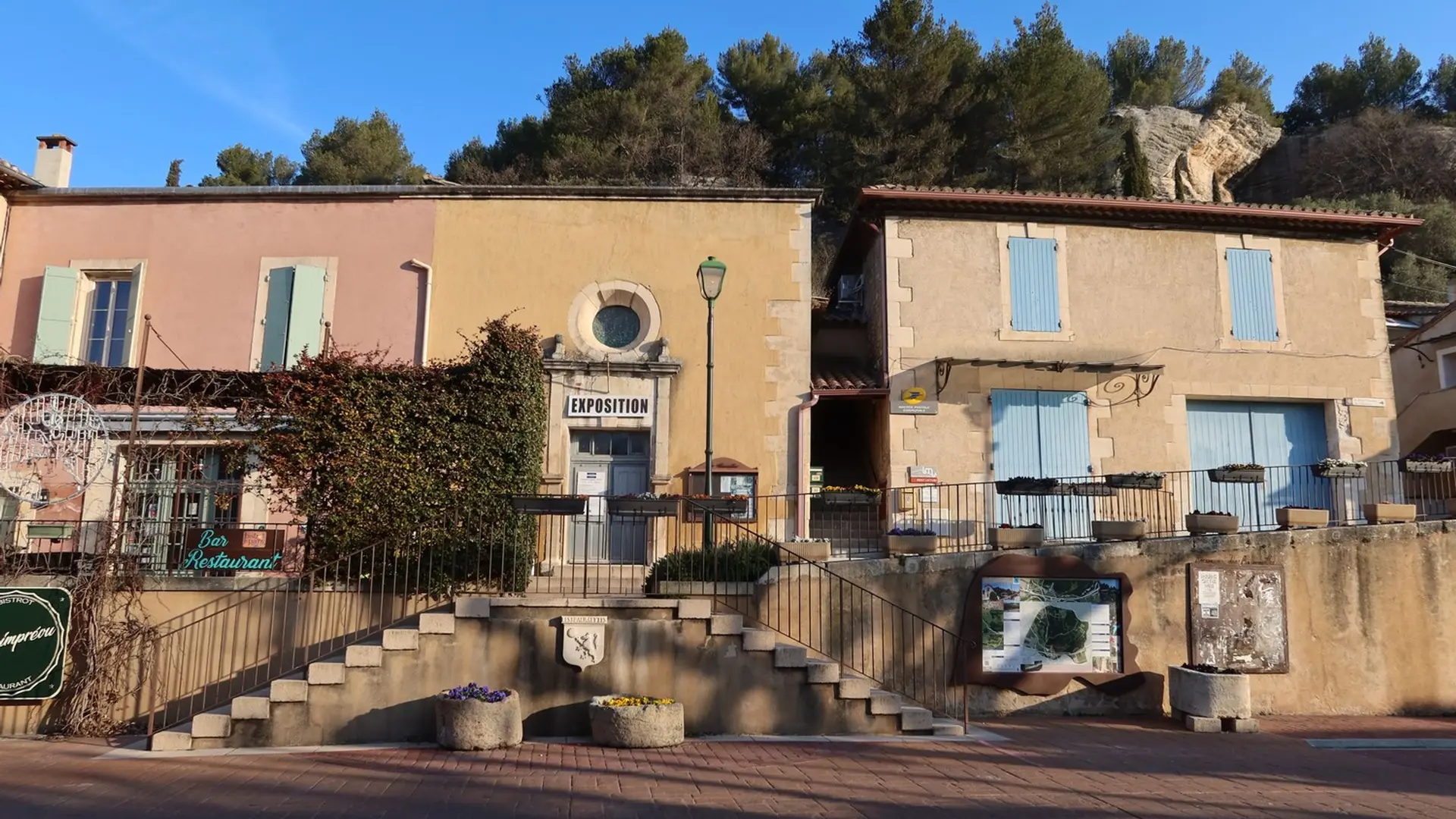 Les Beaumettes, place de la Mairie