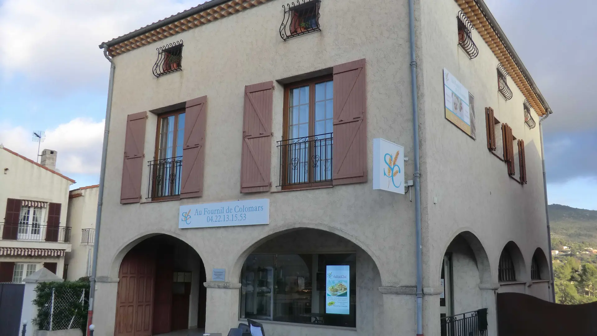 Boulangerie. Vous pourrez aller chercher votre pain et vos croissants  a pieds.