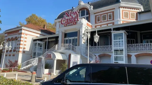 Véhicule noir garé devant le Casino de Challes-Les-Eaux