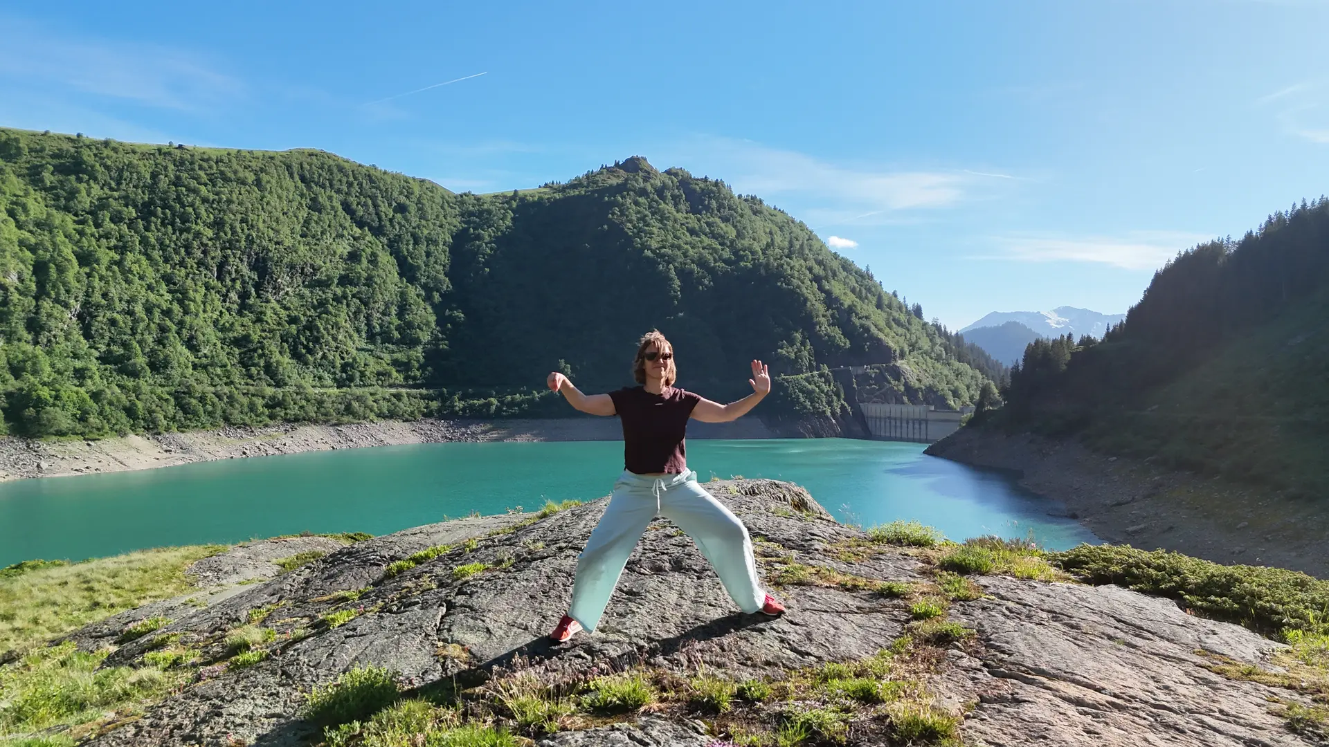 Stéphanie Rey en train de pratiquer le Tai Chi Chuan devant le lac de la Gittaz
