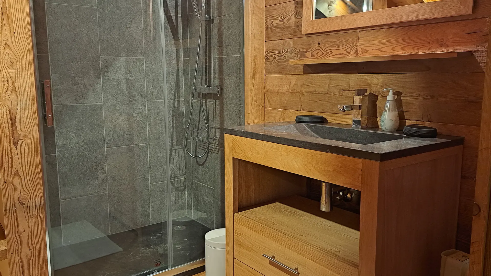 Salle de bain (avec douche à l'italienne) du Duplex