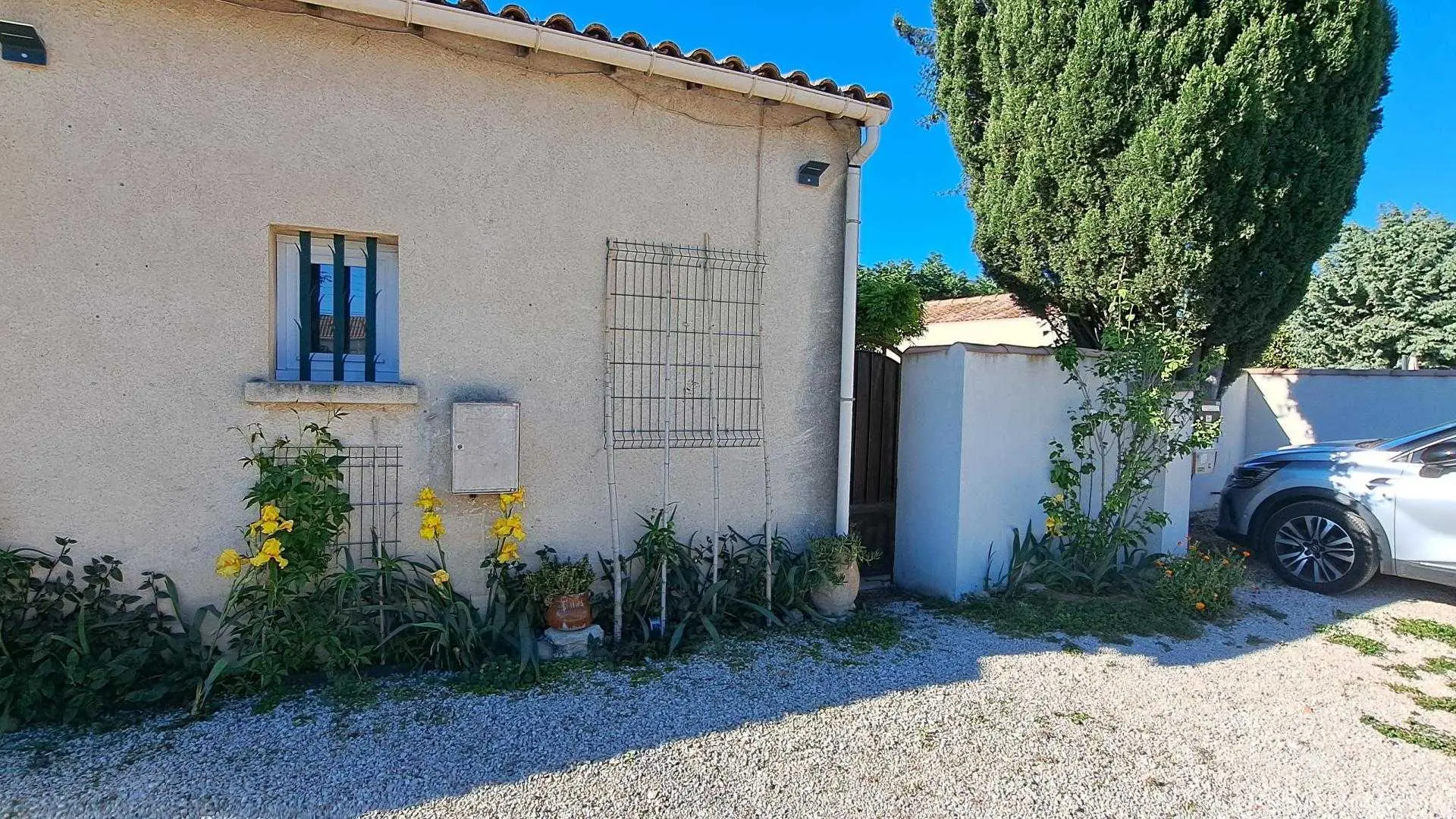 Place de Parking réservée à l'entrée de l'Oustau dei Aucèus.