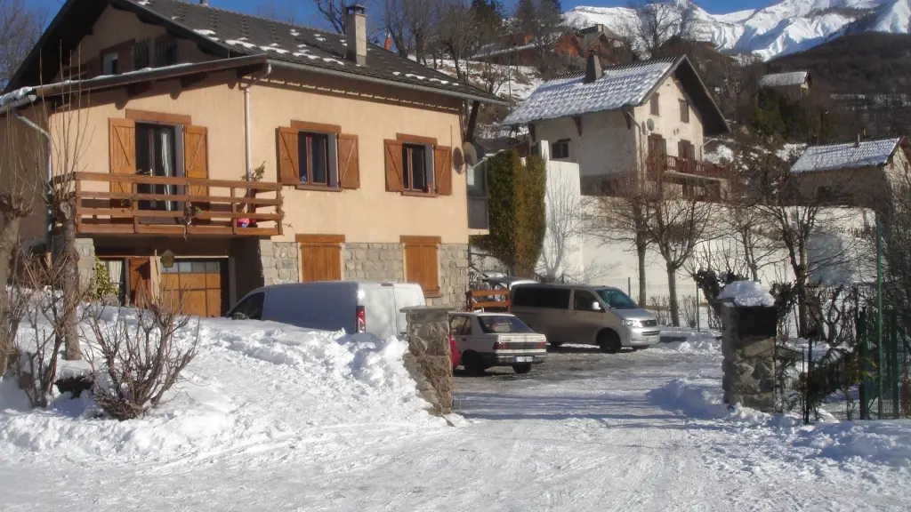 maison lumineuse sur plusieurs étages, neige, espace dégagé, parking