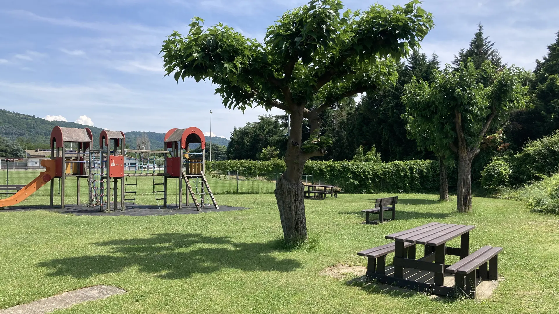 Aire de jeux et table de pique nique stade de la rivière d'Ay