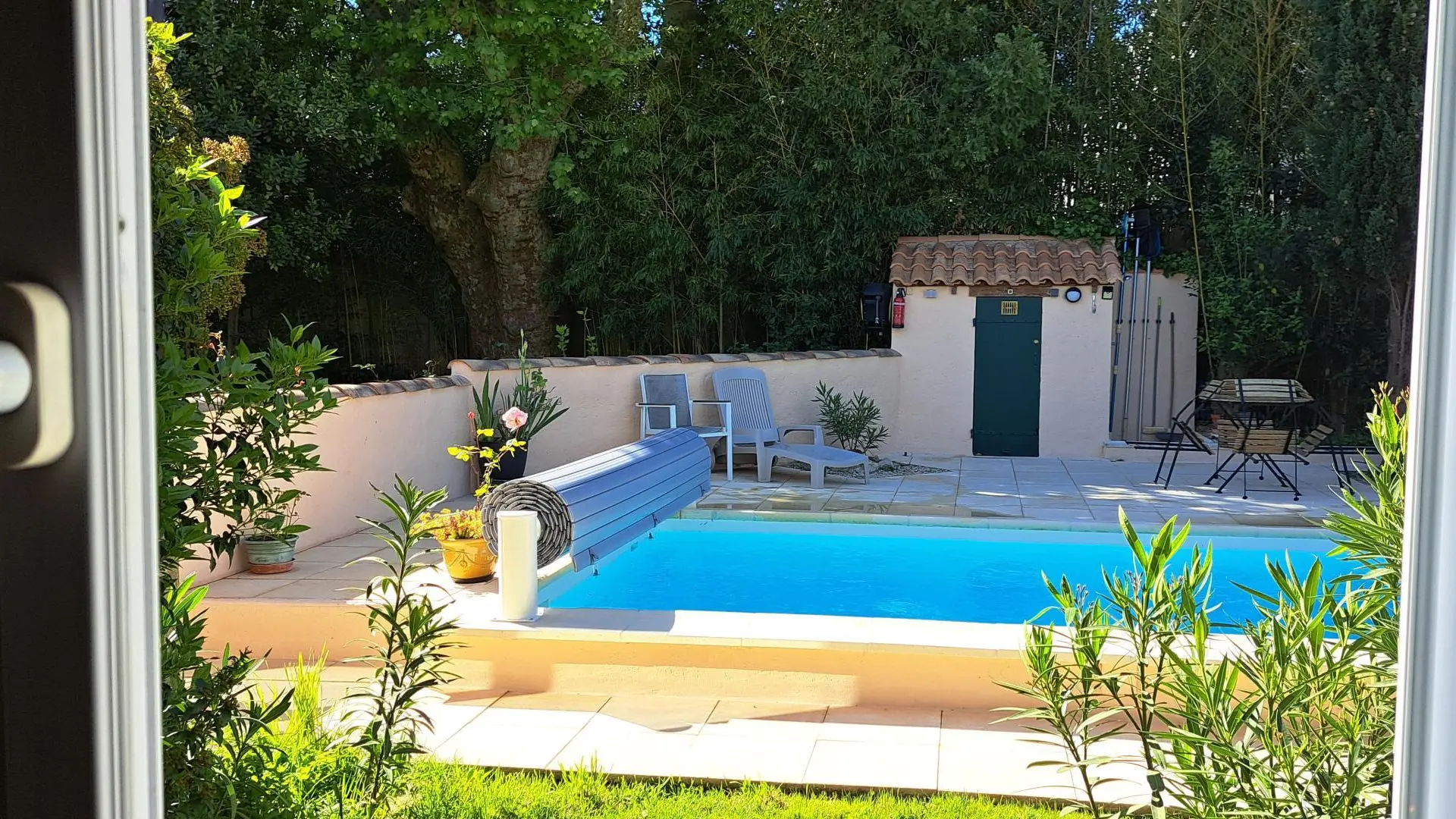 Vue de la fenêtre Sud sur Piscine de l'Oustau dei Aucèus.